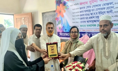 শিক্ষার্থী সুমা খানকে ক্রেস্ট তুলে দেন মাদ্রাসার শিক্ষকরা। ছবি- রূপালী বাংলাদেশ