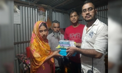 শিক্ষার্থী সুরাইয়া আক্তারের হাতে বই তুলে দেওয়া হয়। ছবি- রূপালী বাংলাদেশ শিক্ষার্থী সুরাইয়া আক্তারের হাতে বই তুলে দেওয়া হয়। ছবি- রূপালী বাংলাদেশ