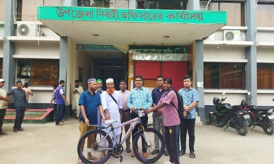 সাইকেল উপহার পেয়ে উচ্ছ্বসিত স্বপ্নবাজ ক্রিকেটার সুশ্রী