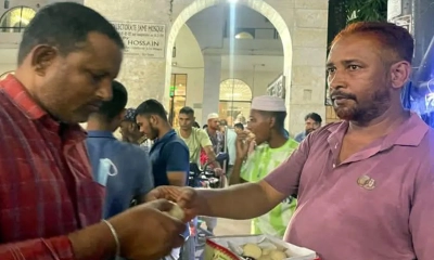 মুরাদকে ওএসডি করে সারওয়ারকে ডিসি করায় সিলেটে মিষ্টি বিতরণ