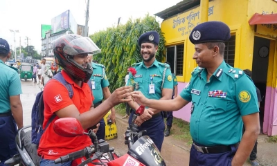 বাইকারদের ফুলেল শুভেচ্ছা জানালেন পুলিশ কমিশনার