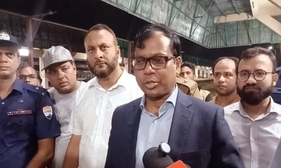 সিলেট রেলস্টেশন পরিদর্শন করেন ডিসি মো. সারোয়ার আলম।  ছবি- সংগৃহীত