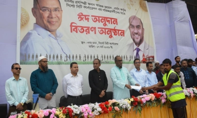প্রধানমন্ত্রীর ঈদ অনুদান সিসিক পরিচ্ছন্নতাকর্মীদের মাঝে বিতরণ