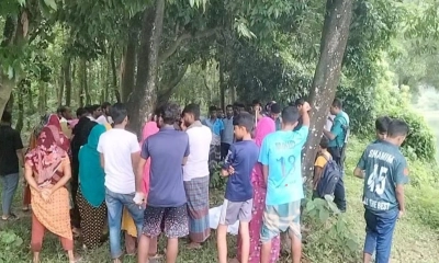আত্মহত্যা করা যুবকের ঝুলন্ত মরদেহ দেখতে স্থানীয়দের ভিড়। ছবি- রূপালী বাংলাদেশ