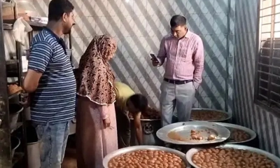 গৌর ঘোষ দধি ও মিষ্টান্ন ভান্ডারে অভিযানে ভোক্তা অধিকার সংরক্ষণ অধিদপ্তরের টিম। ছবি- সংগৃহীত