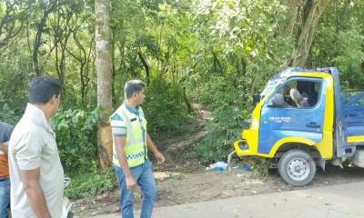 পিকআপটি সড়কের পাশে গাছের সঙ্গে সজোরে ধাক্কা খায়।      ছবি- রূপালী বাংলাদেশ