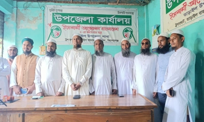 সাংবাদিকদের সঙ্গে তাড়াইলে মতবিনিময় সভায় এমপি প্রার্থী প্রভাষক হাফেজ মাওলানা আলমগীর হুসাইন। ছবি- রূপালী বাংলাদেশ