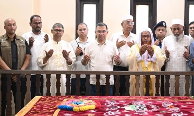 মওলানা ভাসানীর সমাধিতে শ্রদ্ধা নিবেদন করলেন প্রধানমন্ত্রী