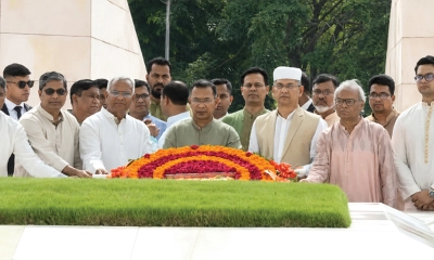 ঈদের নামাজ শেষে বাবা-মায়ের কবর জিয়ারত করলেন তারেক রহমান