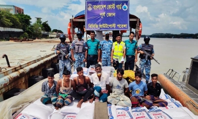 কার্গো বোটসহ ৭ জন পাচারকারী।   ছবি- রূপালী বাংলাদেশ