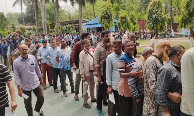 ঠাকুরগাঁওয়ে ফুয়েল কার্ড পেতে চালকদের দীর্ঘ লাইনে অপেক্ষা