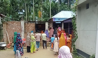 খবর শুনে নিহতের বাড়িতে জড়ো হন এলাকার লোকজন।     ছবি- রূপালী বাংলাদেশ