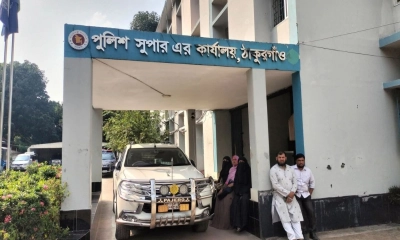 নিখোঁজ মেয়েদের পরিবারের অভিভাবকরা ঠাকুরগাঁও জেলা পুলিশ সুপারের কার্যালয়ে। ছবি- রূপালী বাংলাদেশ নিখোঁজ মেয়েদের পরিবারের অভিভাবকরা ঠাকুরগাঁও জেলা পুলিশ সুপারের কার্যালয়ে। ছবি- রূপালী বাংলাদেশ