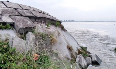 রংপুরে তিস্তা সেতু রক্ষা বাঁধে ধস পড়ায় ভাঙনের ঝুঁকিতে সেতু ও সড়ক । ছবি- সংগৃহীত
