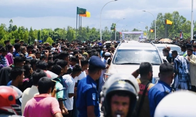 তীস্তা পাড়ের মানুষের ইচ্ছ্বাস, উপদেষ্টা আসিফ মাহমুদের গাড়ি ঘিরে তারা। ছবি- সংগৃহীত