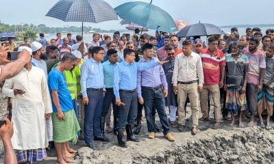 দাকোপে দুই দিনেও বাঁধ মেরামত হয়নি, দুর্ভোগে হাজারো মানুষ