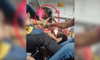 ট্রেনের কামরায় দুই নারীর চুলোচুলি