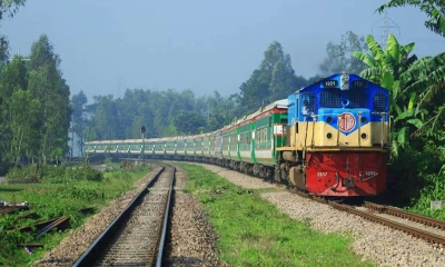 রাজধানীতে ট্রেন লাইনচ্যুত, সাড়ে ৪ ঘণ্টা পর রেল চলাচল শুরু