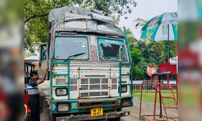দিনাজপুরের হিলি স্থলবন্দরে চেকপোস্ট গেটের বিকল হওয়া ট্রাকটি। ছবি- রূপালী বাংলাদেশ
