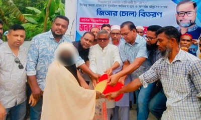 পিরোজপুরে প্রাকৃতিক দুর্যোগে ক্ষতিগ্রস্তদের মাঝে সরকারি চাল বিতরণ