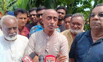সাংবাদিকদের সঙ্গে  কথা বলেন অ্যাটর্নি জেনারেল মো. আসাদুজ্জামান। ছবি- সংগৃহীত