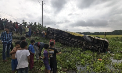 টুঙ্গিপাড়ায় বাস নিয়ন্ত্রণ হারিয়ে খালে, আহত ১৫