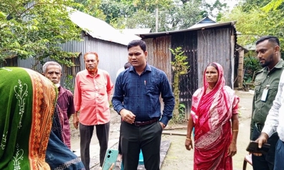 প্রবাসী ছেলেদের অবহেলা, অসহায় বাবা-মায়ের পাশে ইউএনও