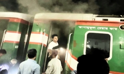 সিলেটগামী উপবন এক্সপ্রেসে আগুন
