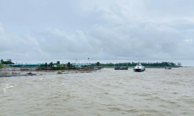 উপকূলে বইছে ঝোড়ো বৃষ্টি, সাগর উত্তাল