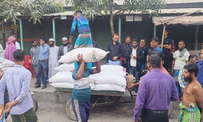 পাচারের সময় ৫০ বস্তা সার জব্দ, দুই ভ্যানচালককে জরিমানা