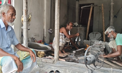ঈদকে ঘিরে ভাঙ্গুড়ায় কামারদের কর্মব্যস্ততা, নেই দম ফেলার সময় 