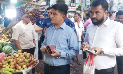 সোনাগাজী পৌর শহরে অভিযানে উপজেলার সহকারী কমিশনার (ভূমি) মো. ইউসুফ মিয়া। ছবি- রূপালী বাংলাদেশ