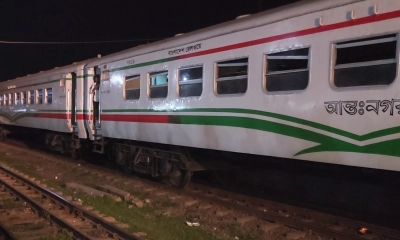 ১৫ ঘণ্টা ধরে চলছে উদ্ধার কাজ, আটকা পড়েছে একাধিক ট্রেন