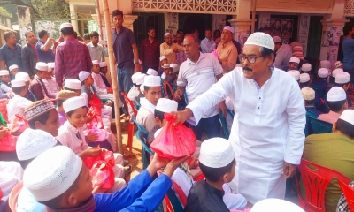 এতিমদের মাঝে খাবার বিতরণ করছেন সাইফুল ইসলাম ফিরোজ