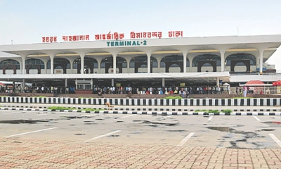 শাহজালাল বিমানবন্দরে আগুনের  ধোঁয়ায় আতঙ্কিত বিদেশগামী যাত্রীরা