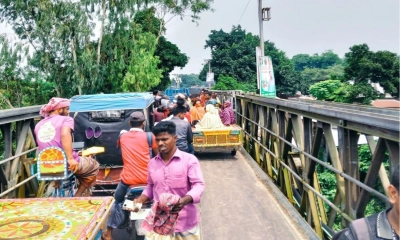 অপরিকল্পিত দুই ব্রিজ  চলাচলে চরম ভোগান্তি