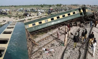 পাকিস্তানে যাত্রীবাহী ট্রেনে বোমা হামলা