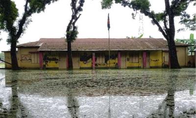হাঁটুপানি মাড়িয়ে বিদ্যালয়ে শিক্ষার্থীরা