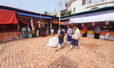 স্কুল মাঠ দখল করে বাণিজ্য মেলা!