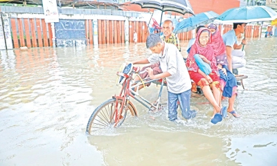 আশ্বিনের রাতের বৃষ্টিতে ডুবল ঢাকা, দুর্ভোগ চরমে