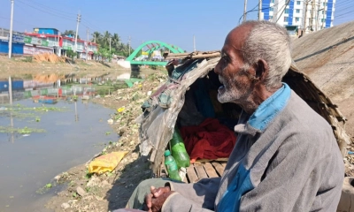 স্রোত হারানো নদীর মতোই  থমকে গেছে সুরেশের দিন