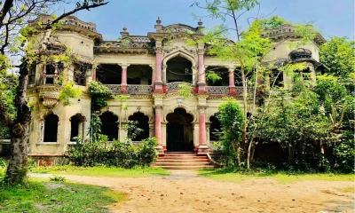 কালের সাক্ষী লক্ষ্মণ সাহার শতবর্ষী জমিদার বাড়ি 