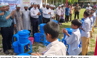 শিক্ষার্থীদের হাত ধোয়ালো  সুন্দরগঞ্জ উপজেলা প্রশাসন