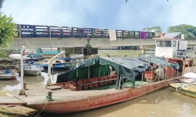 অযত্নে নষ্ট রেসকিউ বোট