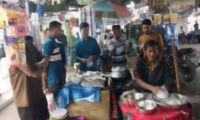 শীতের আমেজে জমে  উঠেছে পিঠার হাট