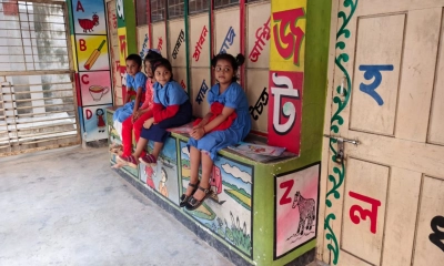 শ্রেণিকক্ষে তালা বাহিরে  শিক্ষার্থীদের অপেক্ষা