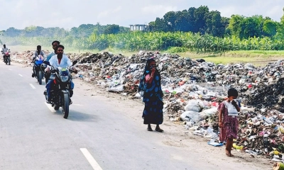 পৌরসভা কার্যালয়ের  সামনেই ময়লার ভাগাড়