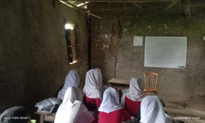 ঝুঁকিপূর্ণ মাটির ঘরে পাঠদান