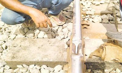 রেললাইনে ফাটল, পাটের বস্তা  দিয়ে পারাপারের ব্যবস্থা