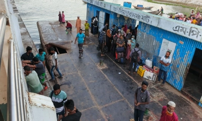ঝুঁকিপূর্ণ লঞ্চঘাট দিয়ে  যাত্রী পারাপার